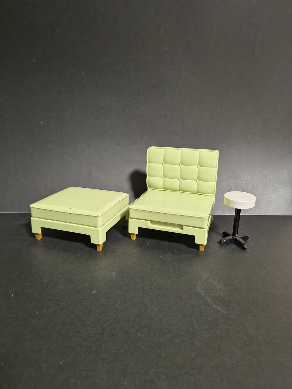 Barbie 2005 Dollhouse Furniture Green Convertible Chair And White Side Table